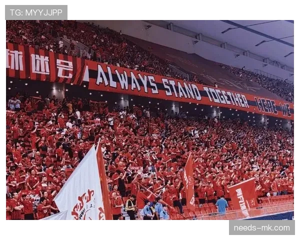 中超新赛季开局阶段,上海海港展现流畅进攻体系,海港主场稳守取胜局面。 中超新赛季开局阶段,上海海港展现流畅进攻体系,海港主场稳守取胜局面。